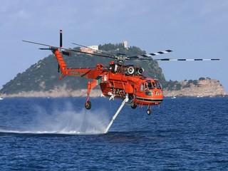 Hélicoptère HBE en train de pomper de l'eau