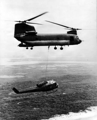 Hélicoptère CH-47 Chinook transportant un hélicoptère Huey